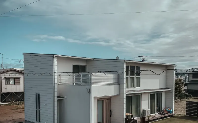 ベランダのある2階建ての住宅