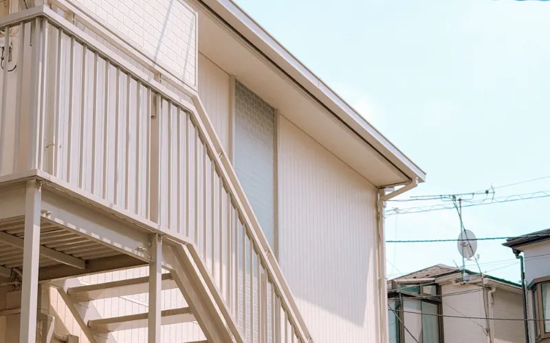 外階段のある2階建てのアパート